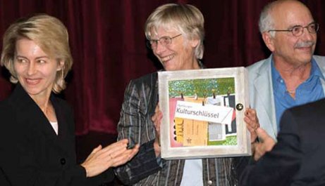 Ursula von der Leyen mit einer Frau und einem Mann bei der Auftaktveranstaltung des Hamburger Kulturschlüssels