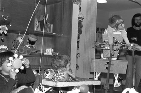 drei Kinder und ein Betreuer im Meta-Martin-Kindertagesheim