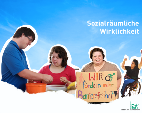 Vier Personen, darunter eine im Rollstuhl, halten ein Schild mit der Aufschrift 'Wir fordern mehr Barrierefreiheit!' vor blauem Himmel, Text 'Sozialräumliche Wirklichkeit'