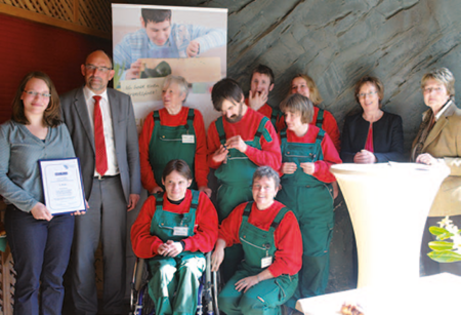 Preisverleihung Auf Achse: Sozialsenator Detlef Scheele mit Mitarbeiter*innen und Beschäftigten von Leben mit Behinderung Hamburg