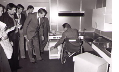 Ausstellung mit Rollstuhl gerechter Küche