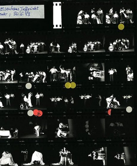 Foto-Negative von der Aufführung des Theaterprojektes Eisenhans