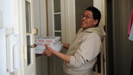 Mann mit Pizzakartons