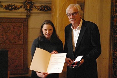 Sozialsenatorin Melanie Leonhard übergibt Martin Eckert Urkunde und Bundesverdienstkreuz