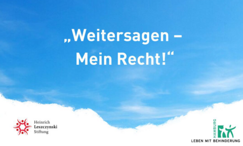 Text "Weitersagen - Mein Recht!" vor blauem Himmel