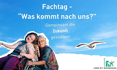 Zwei Frauen, eine im Rollstuhl, Text "Fachtag - "Was kommt nach uns?" Gemeinsam die Zukunft gestalten!" vor blauem Himmel